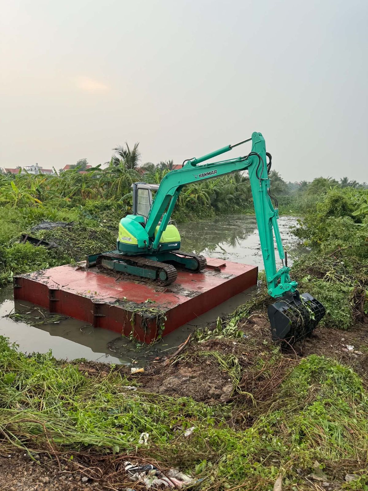 Máy xúc Yanmar đặt trên phao nổi nạo vét ao hồ